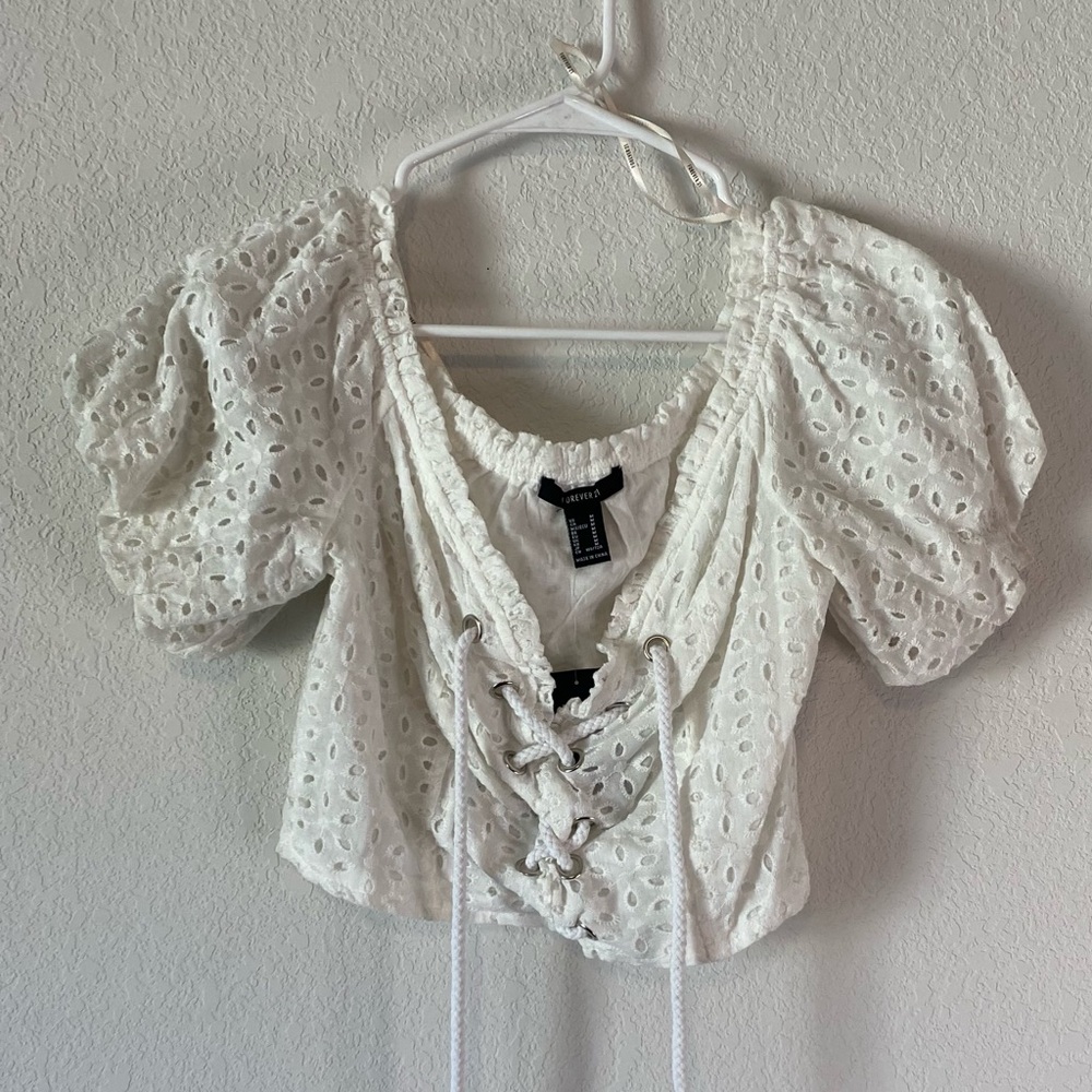 Forever 21 White Cropped Top Shirt w/ Floral Prints Size M
